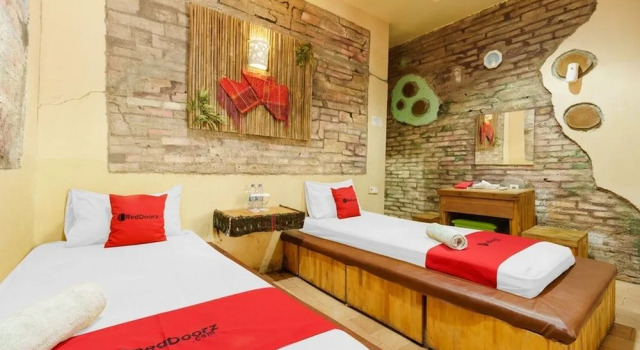 RedDoorz Syariah @ Jalan Arteri Kualanamu, Book Hotel Hoteller i Batang Kuis med parkering, Parkering