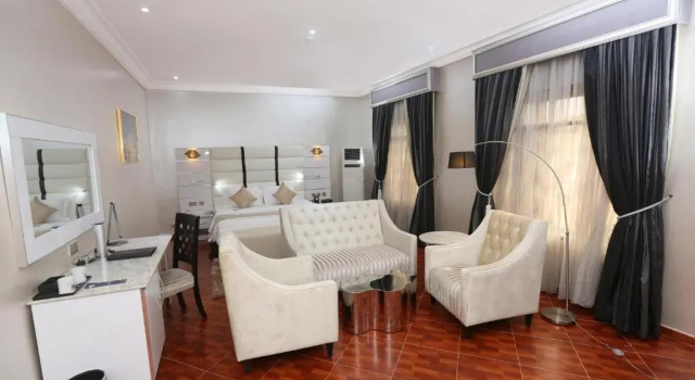 Полулюкс The Wells Carlton Hotel and Apartments
