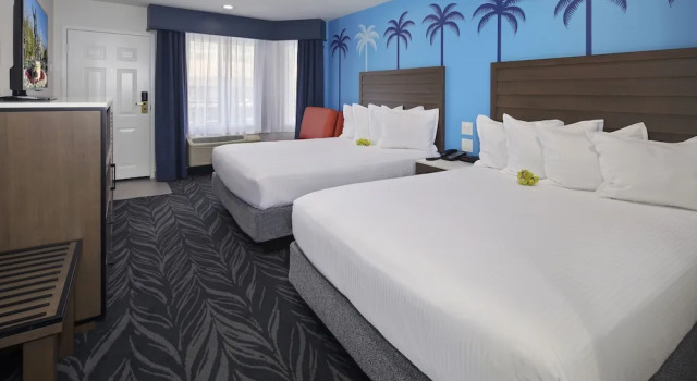 Четырёхместный номер Tropicana Inn and Suites