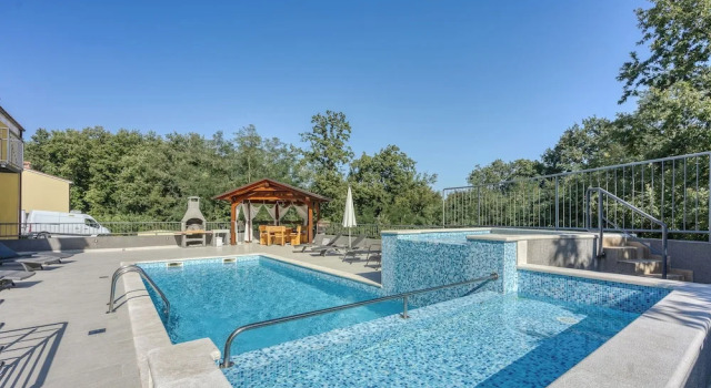 Семейный коттедж с балконом Pool House Klarina - Happy Rentals