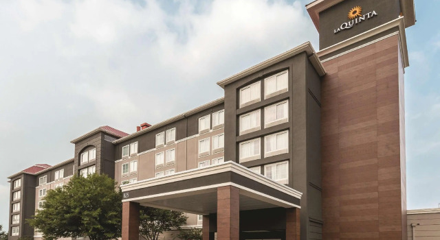 Кровать в общем номере La Quinta by Wyndham Arlington North 6 Flags Dr