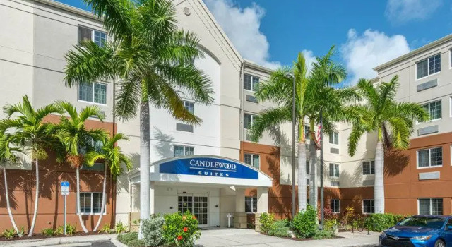 Кровать в общем номере Candlewood Suites Fort Myers/Sanibel Gateway by IHG