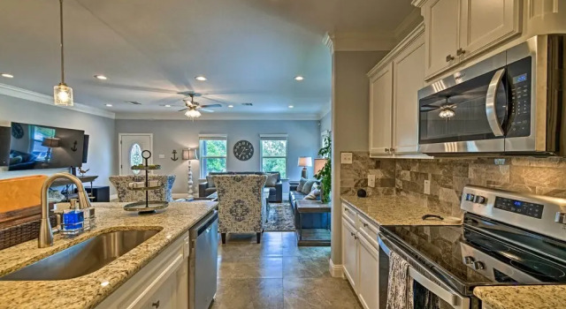Коттедж Luxury Granbury Home w/ Game Room: Steps to Lake!