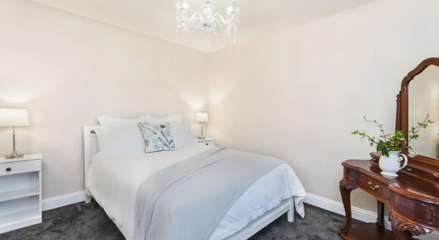Abrahams on Bank, Book Hotel Port Fairy Victoria
