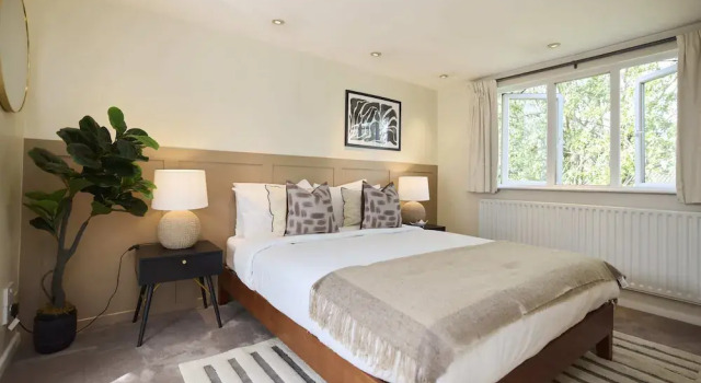 Chiswick Townhouse with Garden & Parking