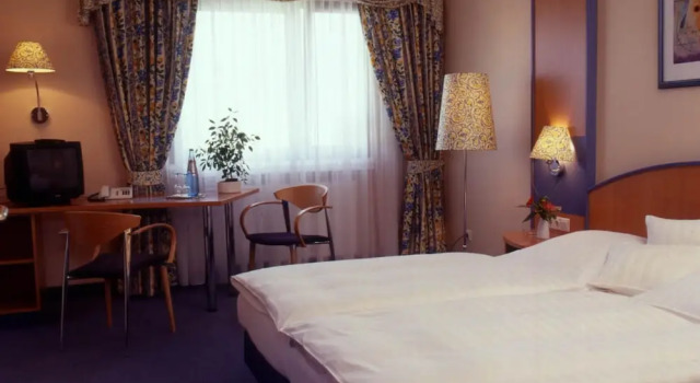 Hotel Karl, Забронировать Отель Отели Оффенбах с парковкой, рядом с Дворец Изенбург, Парковка
