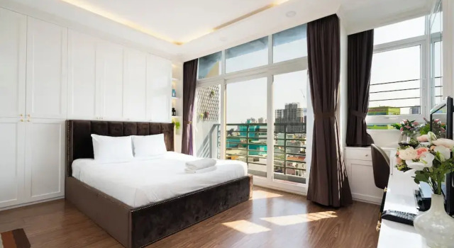 Апартаменты Deluxe с 3 комнатами с балконом и с видом на город Ben Thanh Tower - Luminous Apartments D1