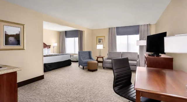 Люкс Lexington Expo Hotel by IHG