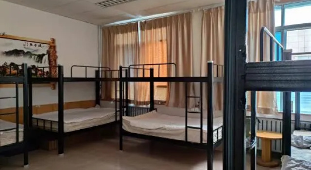 Кровать в общем номере (мужской номер) Korla People's House Accommodation