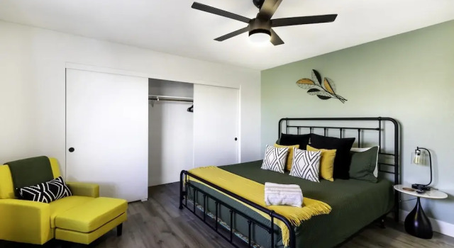 Sky Harbor House - Centrally Located W/hot Tub 3 Bedroom Home by RedAwning, Buchen Sie Ferienhaus Yucca Valley Joshua-Tree-Nationalpark