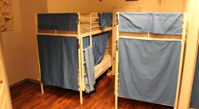 Кровать в общем номере Klara Hostel Stockholm