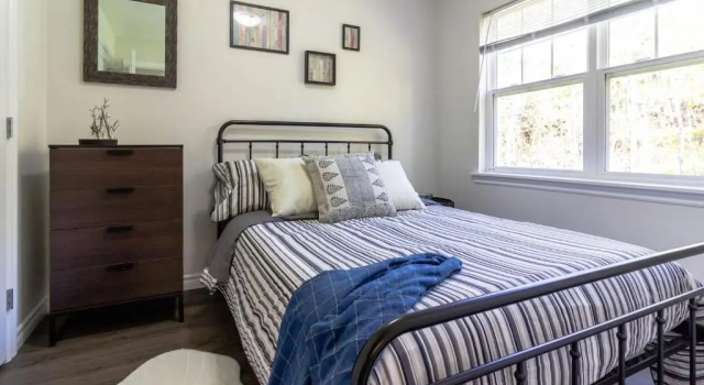 Апартаменты Gorgeous Condo Near UNB Hospital w Parking 202