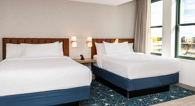 Четырёхместный номер Deluxe Hilton Garden Inn Flint Downtown