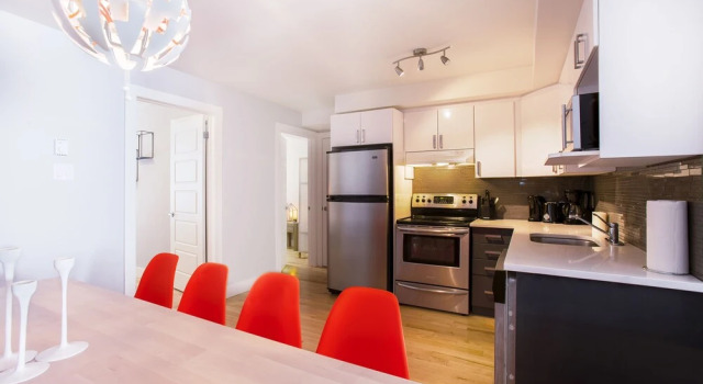 Spacious 5BR in Plateau by Sonder, Rezervasyon Otel Plateau Mont Royal Montreal, Complexe Desjardins yakınında