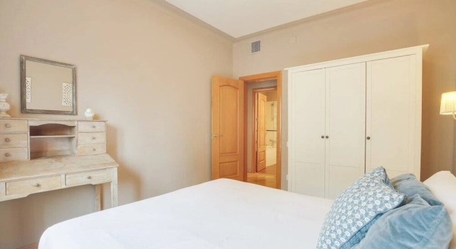 Spacious 4bed in Central Barcelona, 8mins to Metro, Забронировать Отель Барселона провинция Барселона, рядом с Jove Regina Theatre