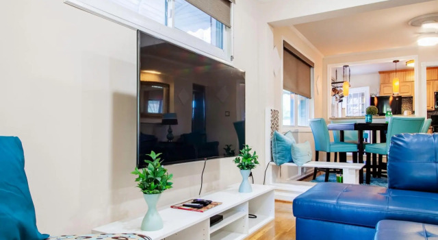✶ Gorgeous Home Tucked Away In Greener Part Of Town ✶ Transit-Friendly !, Забронировать Отель Отели Округа Колумбии с парковкой, Парковка