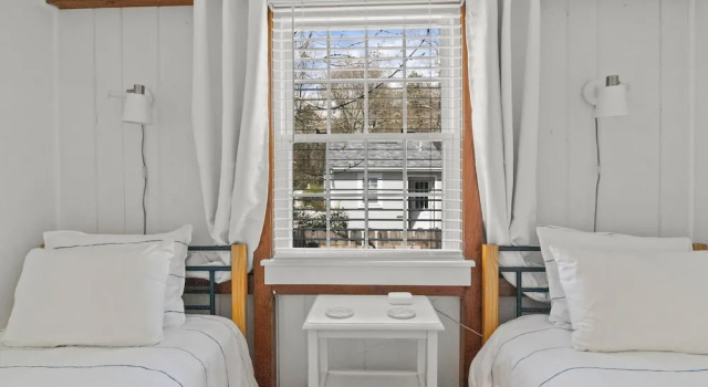 Четырёхместный люкс с 2 комнатами The Seagrove Suites & Guest Rooms