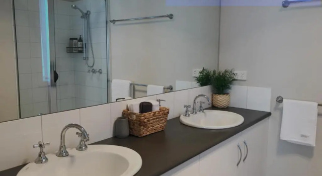 Коттедж Luxury 4BR Home with KING Bed Lakes Entrance