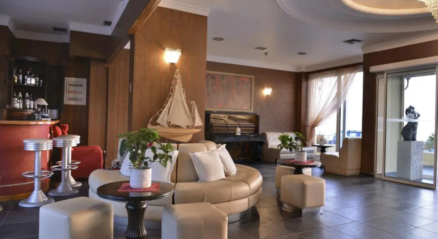 Cristina Maris, Rezervovat Hotel Loutraki 