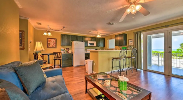 Апартаменты с 2 комнатами с балконом Bright Coastal Condo: Walk to Lido Key Beach!