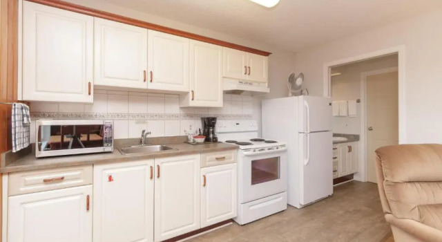 Люкс The Cedarwood Inn & Suites