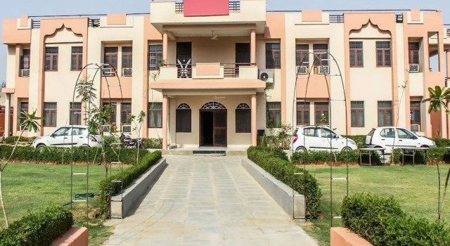 OYO 13789 Jaipur Hotel and Resort, Забронировать Курортный отель Отели штата Раджастхана с парковкой, Парковка