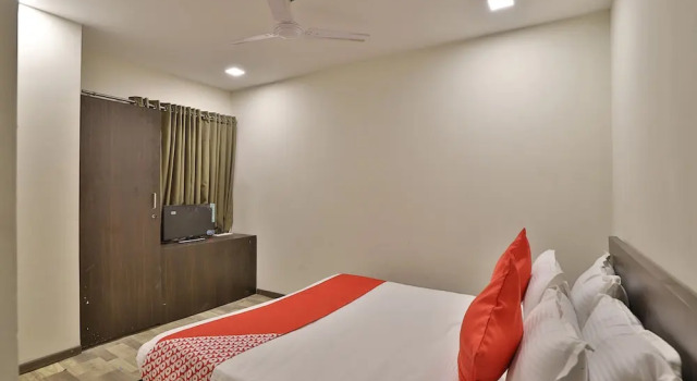 OYO Flagship 30564 Ripple Mall, Rezerwuj Hotel Tanie hotele w Gujarat