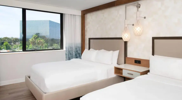 Четырёхместный номер Standard с видом на бассейн Renaissance Newport Beach Hotel