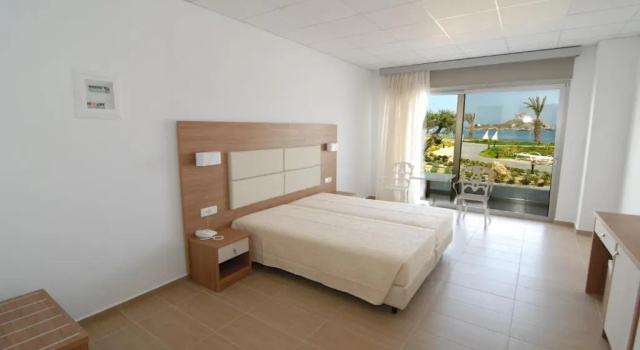 Двухместный номер Standard с частичным видом на море Royal Bay Suites