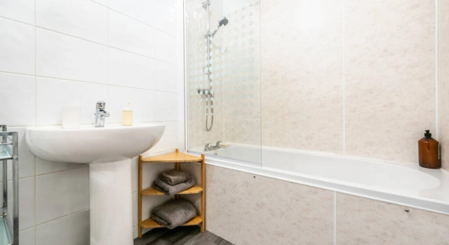 Roseangle - Spacious Family Apartment with South Facing Garden, Забронировать Апартаменты/квартира Отели Ангус с парковкой, Парковка