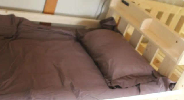 Кровать в общем номере Shaq Bighouse