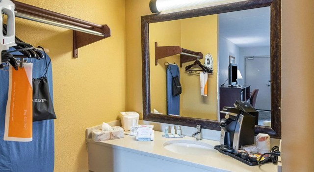 Четырёхместный номер Standard Quality Inn Easton