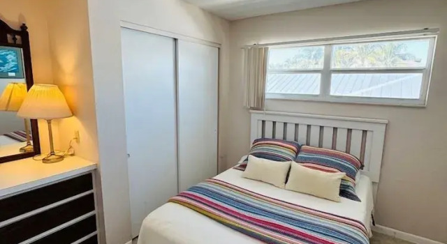 Апартаменты 763 North Shore Upstairs 3 Bedroom Apts by RedAwning