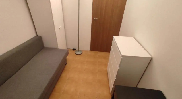 Nice room with 2 shared bathrooms ,WC , 2km to old town -100m from Metro Szwedzka, Réserver Camping Camping et glamping à Mazovie, Camping