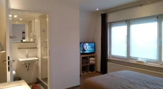 Guest Rooms ABBEY, Prenota Affittacamere Hotel a Flanders con parcheggio, Parcheggio