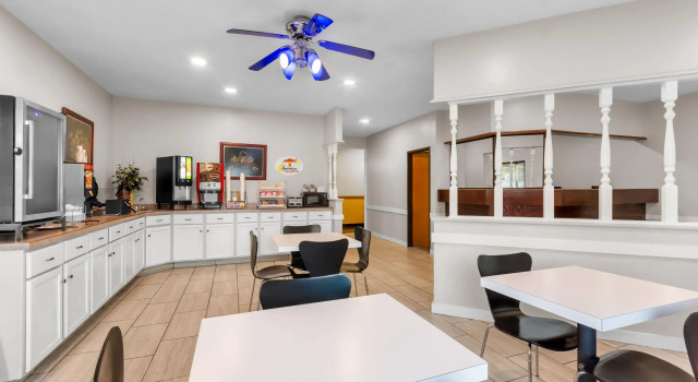 Super 8 by Wyndham Bloomington University Area