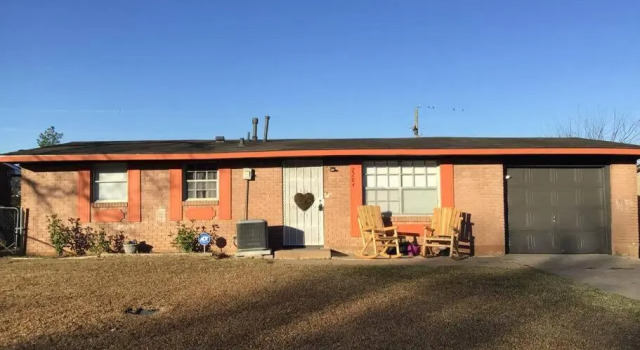 Dog friendly family home with a Rocking Chair, Boek Hotel Lawton Oklahoma