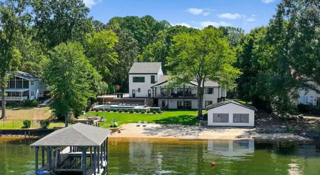 Коттедж с балконом Keenan Beach W/beach, Heated Pool & Game Room