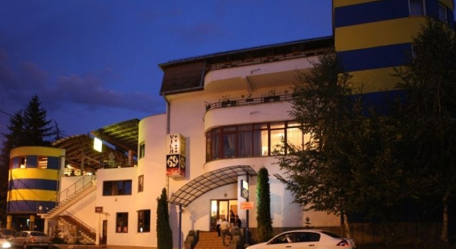 Villa ''69'', Đặt Biệt thự Nhà tranh ở Cluj, Nhà tranh