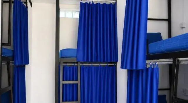 Кровать в общем номере Davids Hostel & Restaurant