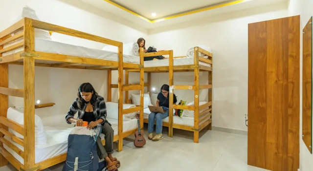 Кровать в общем номере The Social Stays Jaipur