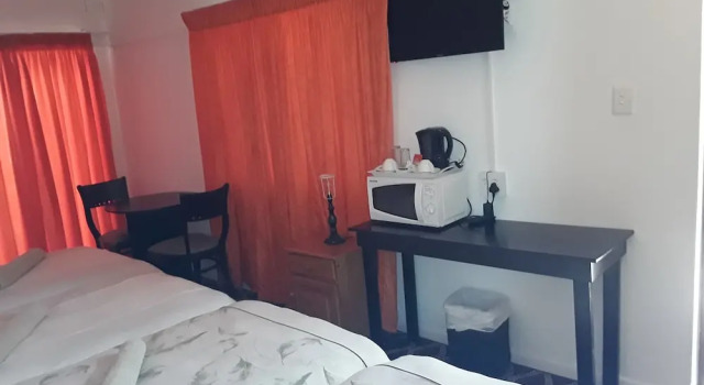 Kwazi Guest House, Забронировать Гостевой дом Отели Ист-Лондона с парковкой, Парковка