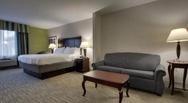 Люкс Holiday Inn Express Hotel & Suites Middleboro Raynham by IHG
