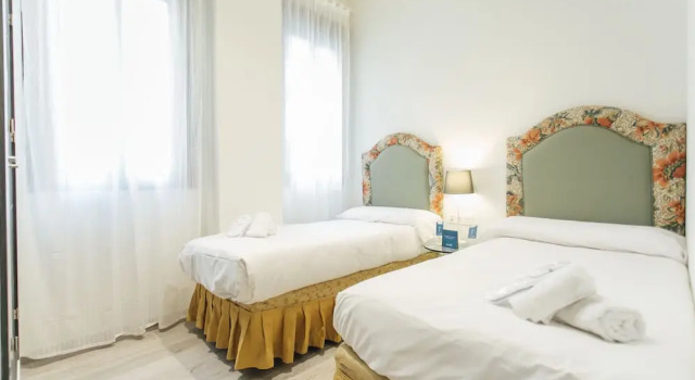 Sweet Inn - Plaza Burgos, Забронировать Отель Отели Севильи 3 звезды, рядом с Оспиталь-де-лос-Венераблес, 3*