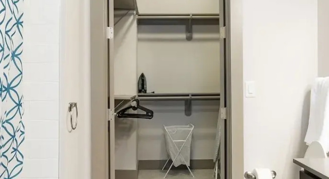 Апартаменты с 2 комнатами Midtown Fully Furnished Apartments - Great Location 2 Bedroom Apts by RedAwning