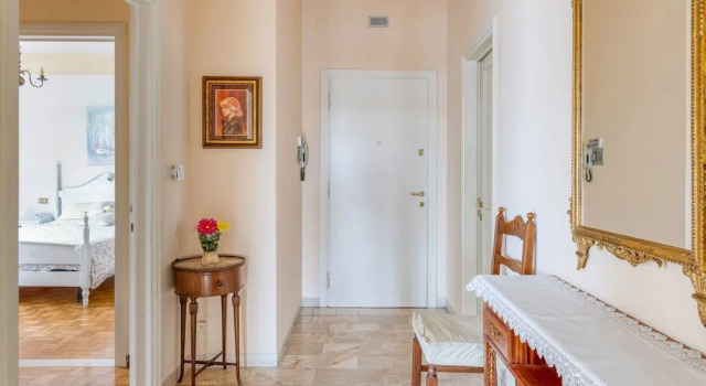 Snug Holiday Home in Salò With Balcony