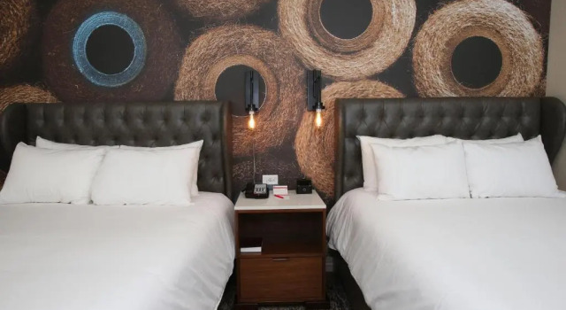 Четырёхместный номер Standard Hotel Indigo Naperville Riverwalk by IHG
