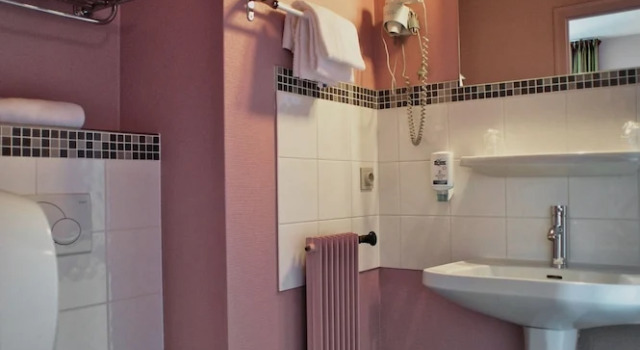 Номер Standard Brit Hotel Le Surcouf