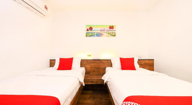 Mandurah Room & Cafe by OYO Rooms, Buchen Sie Hotel Kuching 