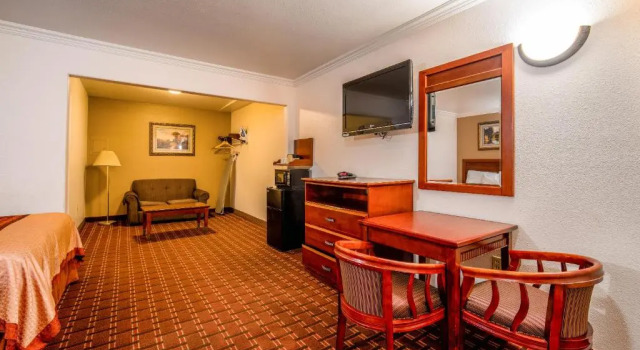 Четырёхместный номер Standard Regency Inn & Suites Downey